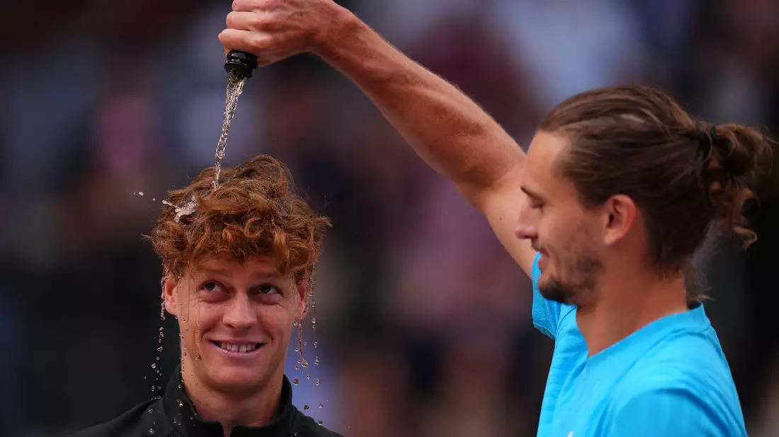 Zverev begießt Sinner mit Champagner.  - Bild: Manu Fernandez/AP/dpa
