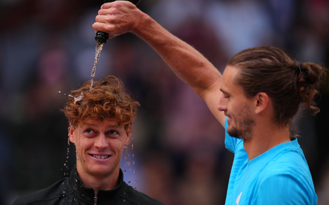 Zverev begießt Sinner mit Champagner.  - Foto: Manu Fernandez/AP/dpa