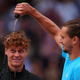 Zverev begießt Sinner mit Champagner.  - Foto: Manu Fernandez/AP/dpa