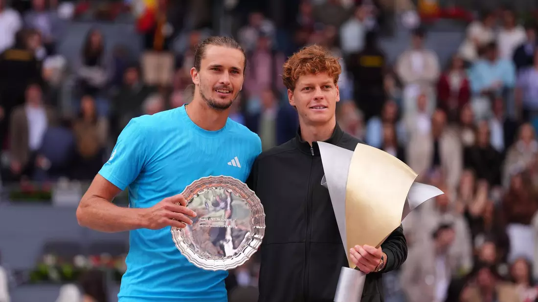 Alexander Zverev (l) muss sich mit dem Preis für den unterlegenen Finalisten begnügen. - Bild: Manu Fernandez/AP/dpa