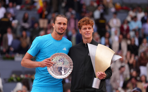 Alexander Zverev (l) muss sich mit dem Preis für den unterlegenen Finalisten begnügen. - Foto: Manu Fernandez/AP/dpa