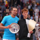 Alexander Zverev (l) muss sich mit dem Preis für den unterlegenen Finalisten begnügen. - Foto: Manu Fernandez/AP/dpa