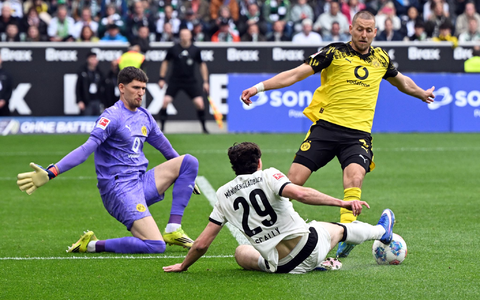 BVB-Torwart Gregor Kobel (l) und Waldemat Anton (r) im Duell mit Gladbachs Joe Scally.  - Foto: Federico Gambarini/dpa