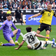 BVB-Torwart Gregor Kobel (l) und Waldemat Anton (r) im Duell mit Gladbachs Joe Scally.  - Foto: Federico Gambarini/dpa