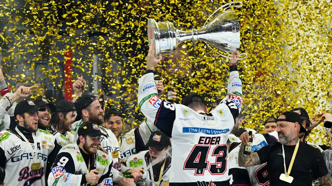 Der Berliner Andreas Eder jubelt mit der Trophäe.  - Bild: Florian Wiegand/dpa