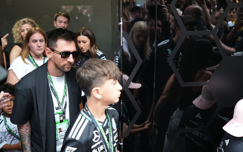 Fußball-Weltmeister Lionel Messi (l) lässt sich den Grand Prix von Miami nicht entgehen. - Foto: Rebecca Blackwell/AP/dpa
