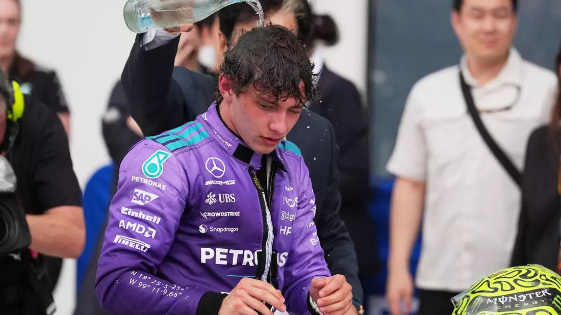Kalte Dusche für Miami-Sieger Kimi Antonelli. - Bild: Rebecca Blackwell/AP/dpa