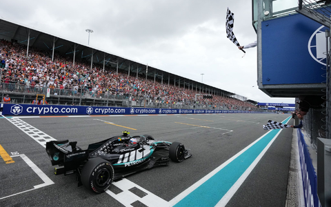 Kimi Antonelli rast in Miami zum Sieg. - Foto: Rebecca Blackwell/Pool AP/dpa