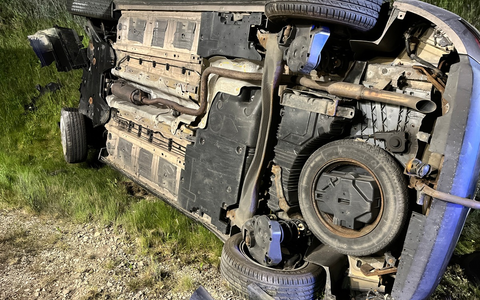API-TH: Verkehrsunfall mit zwei verletzten Personen, Fahrzeug im Graben - Foto: presseportal.de