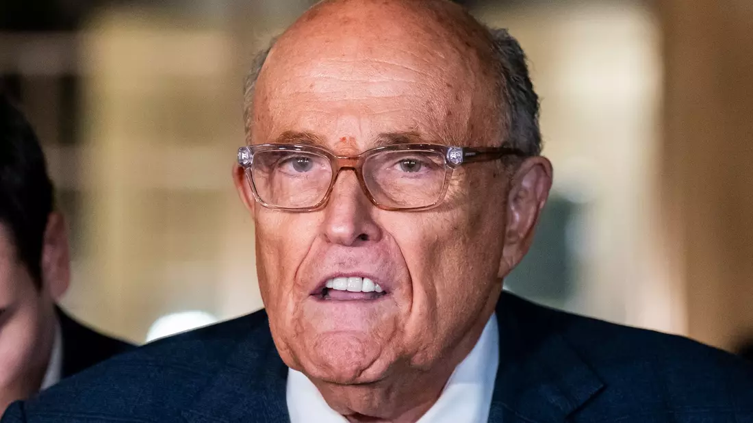 New Yorks Ex-Bürgermeister Rudy Giuliani liegt einem Sprecher zufolge in kritischem Zustand im Krankenhaus. (Archivbild) - Bild: Adam Gray/AP/dpa