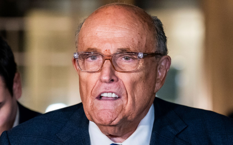 New Yorks Ex-Bürgermeister Rudy Giuliani liegt einem Sprecher zufolge in kritischem Zustand im Krankenhaus. (Archivbild) - Foto: Adam Gray/AP/dpa