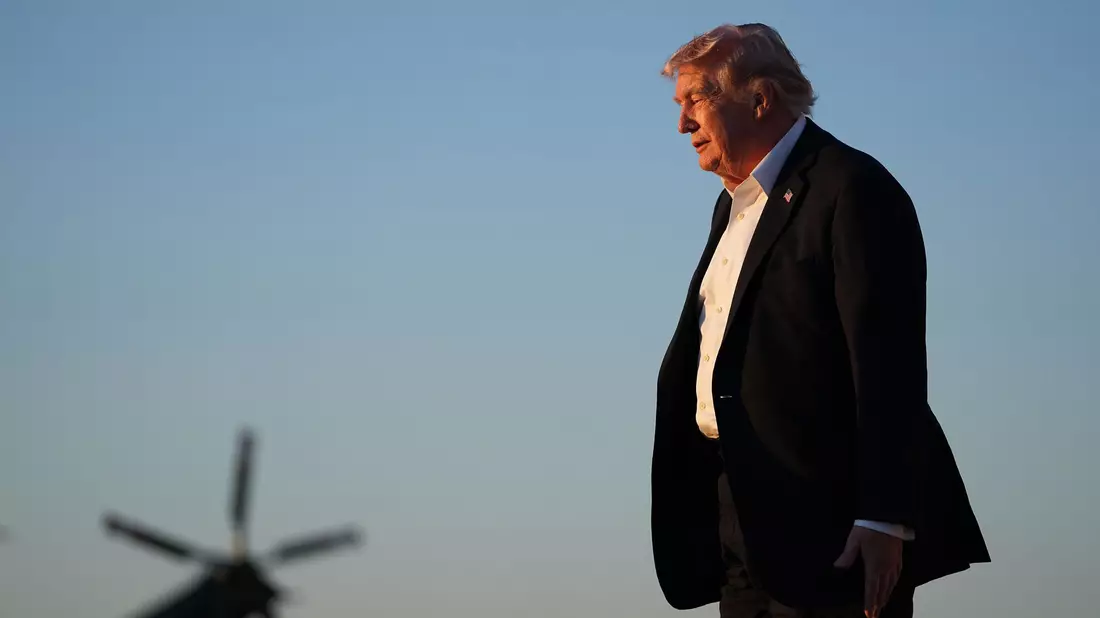 Trump kündigt eine neue Initiative in der Straße von Hormus an - lässt aber viele Details offen.  - Bild: Matt Rourke/AP/dpa