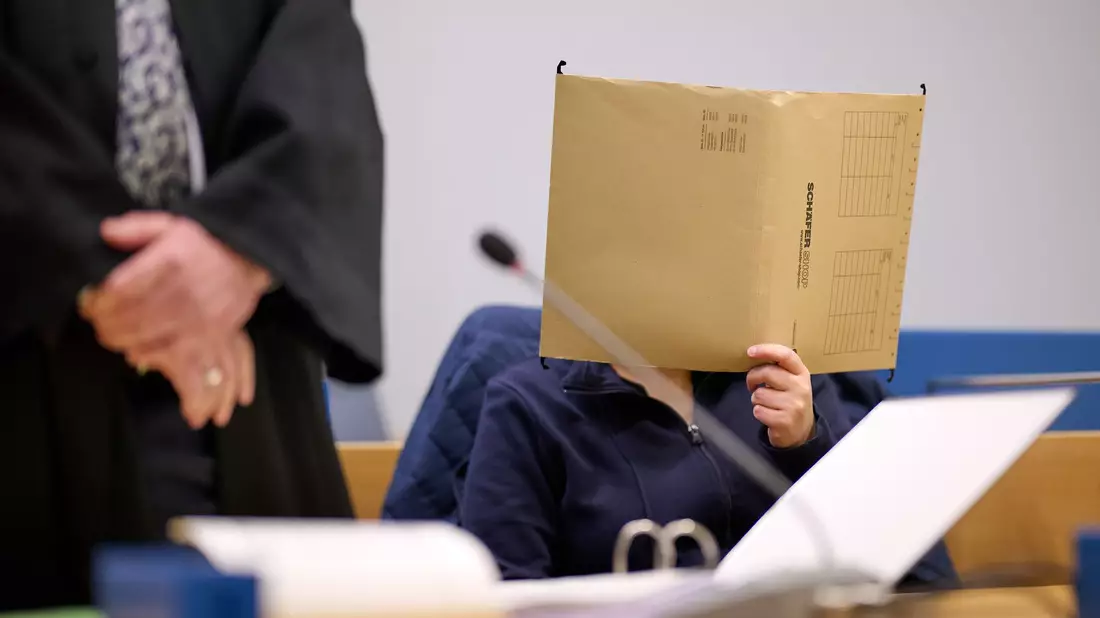 Die Anklage wirft einer Mutter vor, ihre Tochter jahrelang im Sauerland versteckt und isoliert zu haben. Nun wird das Urteil erwartet. (Archivbild)  - Bild: Bernd Thissen/dpa