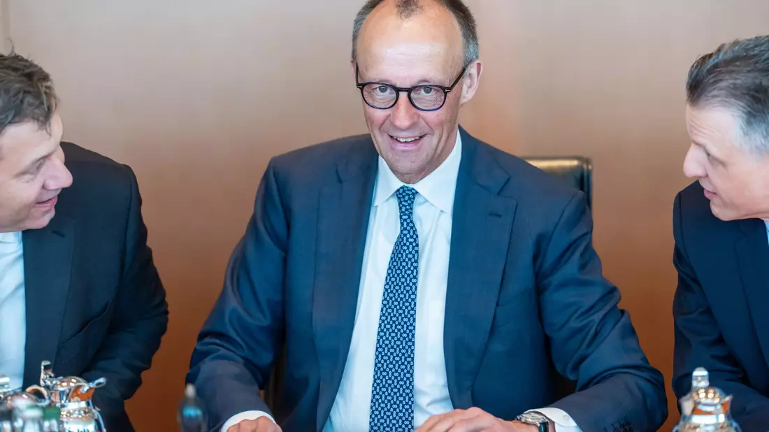 Bundeskanzler Friedrich Merz (CDU) und sein Kabinett haben im ersten Jahr einige Gesetze auf den Weg gebracht. (Archivfoto) - Bild: Michael Kappeler/dpa