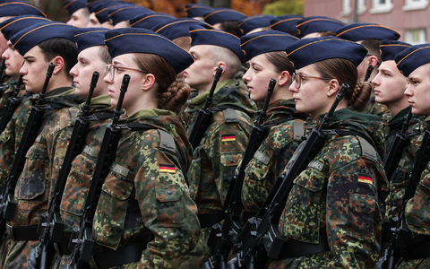 Einen Schwerpunkt legt Schwarz-Rot auf die Stärkung der Bundeswehr. (Archivfoto) - Foto: Hannes P. Albert/dpa