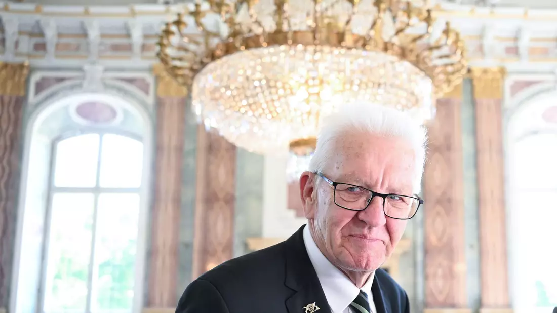Bei seinem Abschied im Neuen Schloss zeigt sich Kretschmann wehmütig. - Bild: Bernd Weißbrod/dpa