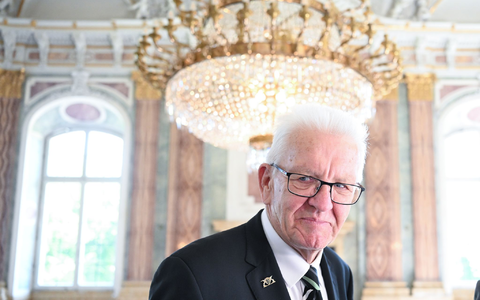 Bei seinem Abschied im Neuen Schloss zeigt sich Kretschmann wehmütig. - Foto: Bernd Weißbrod/dpa