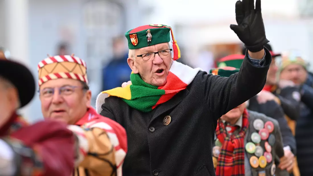 Kretschmann ist auch leidenschaftlicher Fasnetsanhänger - und isst einmal im Jahr Rinderinnereien mit seiner Zunft.  - Bild: Felix Kästle/dpa