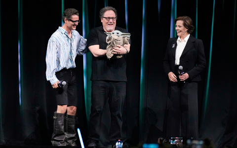 In «The Mandalorian and Grogu» kümmert sich Pascal (links) als Kopfgeldjäger Din Djarin rührend um das knuffige, kleine Wesen Grogu mit den großen Ohren. (Archivbild) - Foto: Hiro Komae/AP/dpa