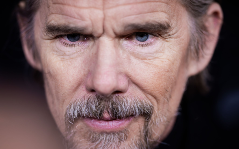 Mann mit Aura: Ethan Hawke. (Archivbild) - Foto: Christoph Soeder/dpa