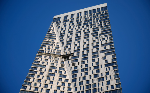 Die Drohne traf ein Hochhaus mit Luxuswohnungen in Moskau. - Foto: Uncredited/AP/dpa