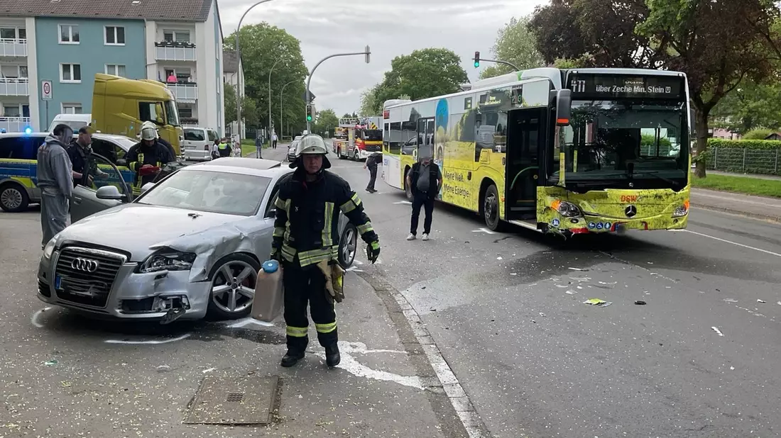 FW-DO: Verkehrsunfall zwischen Pkw und Linienbus in Eving - eine verletzte Person - Bild: presseportal.de