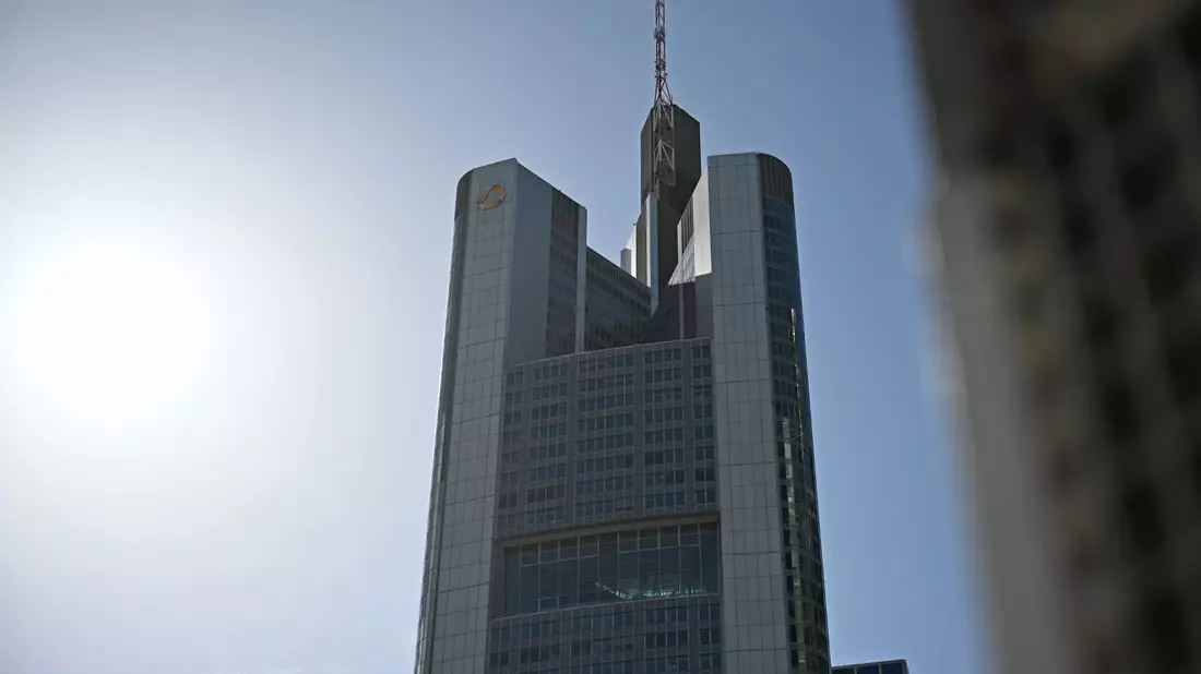 Objekt der Begierde: die Commerzbank in Frankfurt. (Archivbild) - Bild: Michael Brandt/dpa