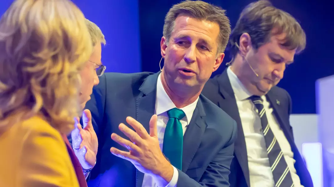 Der Vorstand der Commerzbank, dessen stellvertretender Vorsitzender Michael Kotzbauer ist, wehrt sich seit 18 Monaten gegen die Begehrlichkeiten der Unicredit. (Archivbild) - Bild: Helmut Fricke/dpa