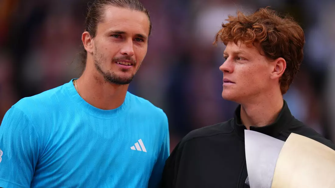 Gegen Jannik Sinner (r) war Alexander Zverev wieder einmal chancenlos.  - Bild: Manu Fernandez/AP/dpa