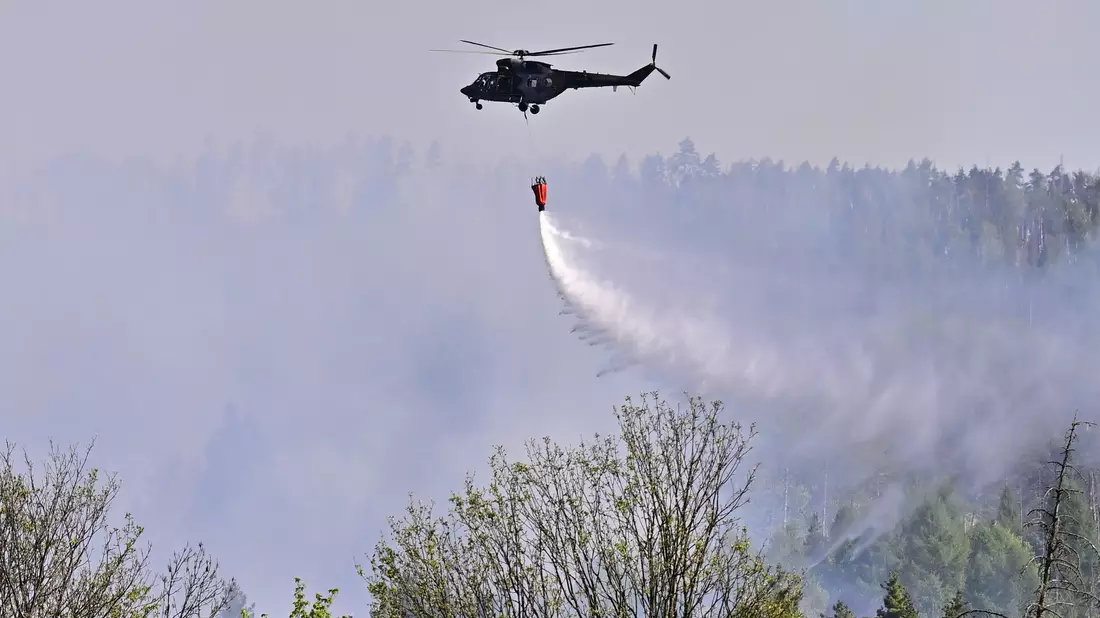Im Nationalpark Böhmische Schweiz kämpft man mit Hilfe von Hubschraubern gegen die Flammen. Bald soll es aber regnen. - Bild: Hájek Ondøej/CTK/dpa