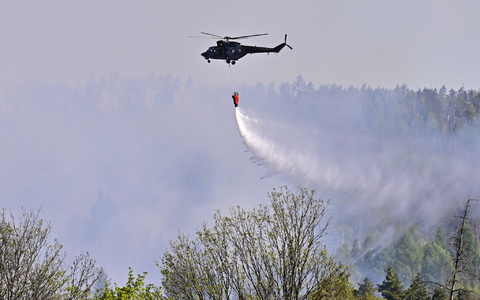 Im Nationalpark Böhmische Schweiz kämpft man mit Hilfe von Hubschraubern gegen die Flammen. Bald soll es aber regnen. - Foto: Hájek Ondøej/CTK/dpa