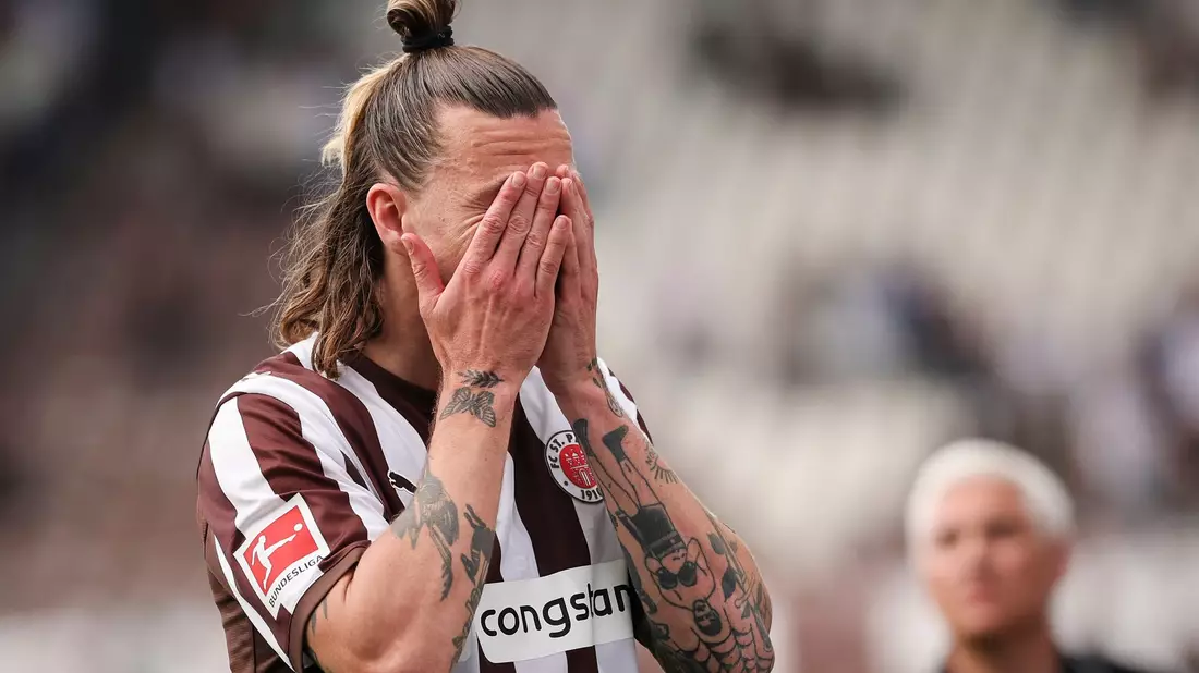 St. Paulis Jackson Irvine nach der Heim-Niederlage gegen Mainz 05.  - Bild: Christian Charisius/dpa