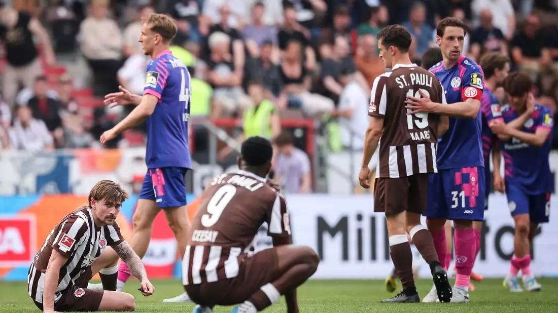 Am Boden: Der FC St. Pauli nach dem 1:2 gegen Mainz 05.  - Bild: Christian Charisius/dpa