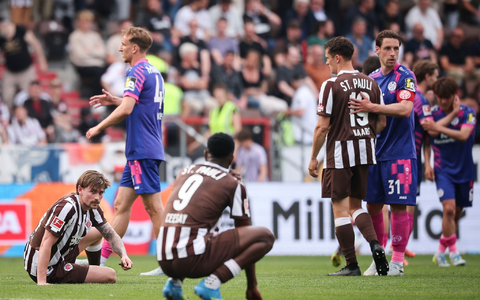 Am Boden: Der FC St. Pauli nach dem 1:2 gegen Mainz 05.  - Foto: Christian Charisius/dpa