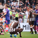 Am Boden: Der FC St. Pauli nach dem 1:2 gegen Mainz 05.  - Foto: Christian Charisius/dpa