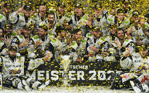 Konfetti für den Meister: Die Eisbären Berlin haben es wieder geschafft. - Foto: Florian Wiegand/dpa