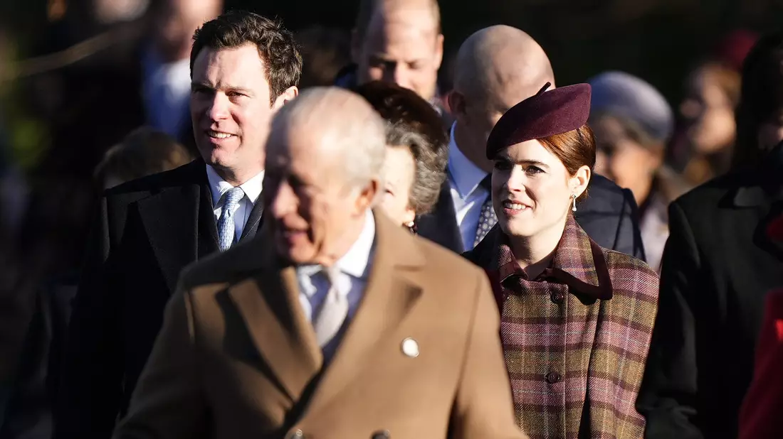 König Charles (Mitte) mit seiner Nichte Prinzessin Eugenie und deren Mann Jack Brooksbank. (Archivbild) - Bild: Aaron Chown/Press Association/dpa
