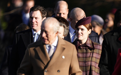 König Charles (Mitte) mit seiner Nichte Prinzessin Eugenie und deren Mann Jack Brooksbank. (Archivbild) - Foto: Aaron Chown/Press Association/dpa