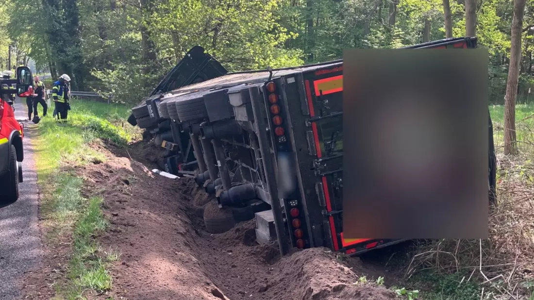 POL-ROW: Lkw in Rehr verunfallt: Stundenlange Vollsperrung - Bild: presseportal.de
