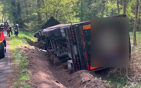 POL-ROW: Lkw in Rehr verunfallt: Stundenlange Vollsperrung - Foto: presseportal.de