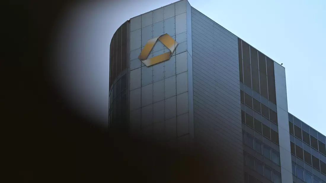 Schluckt die italienische Unicredit die Commerzbank? (Archivbild) - Bild: Michael Brandt/dpa