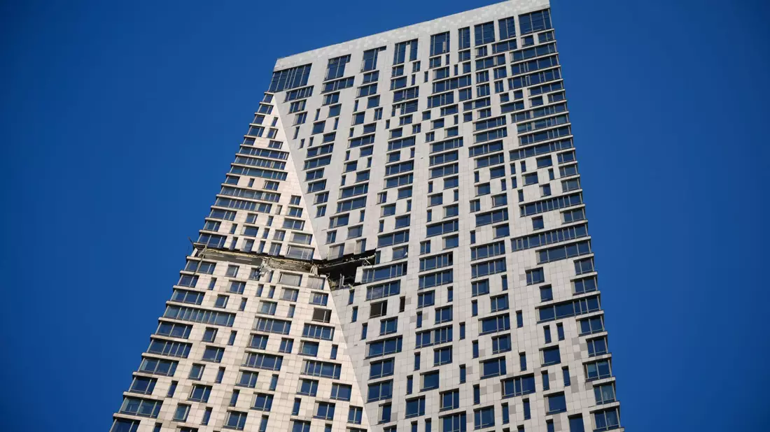 Eine Drohne hat den markanten Wolkenkratzer in der Mosfilmowskaja-Straße in Moskau beschädigt. - Bild: Uncredited/AP/dpa