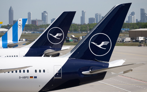 Die Lufthansa investiert in ihren Service an Bord. (Archivbild) - Foto: Boris Roessler/dpa