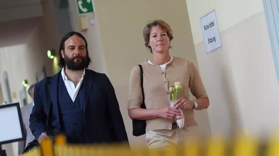 Prozess am Geburtstag: Christina Block auf dem Weg in den Gerichtssaal. - Bild: Marcus Brandt/dpa
