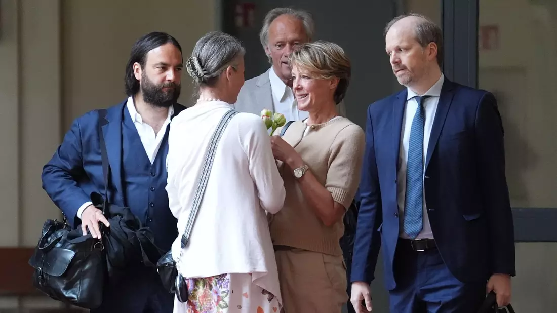 Eine Frau überreicht Christina Block Blumen. - Bild: Marcus Brandt/dpa