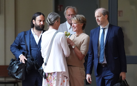 Eine Frau überreicht Christina Block Blumen. - Foto: Marcus Brandt/dpa