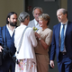 Eine Frau überreicht Christina Block Blumen. - Foto: Marcus Brandt/dpa