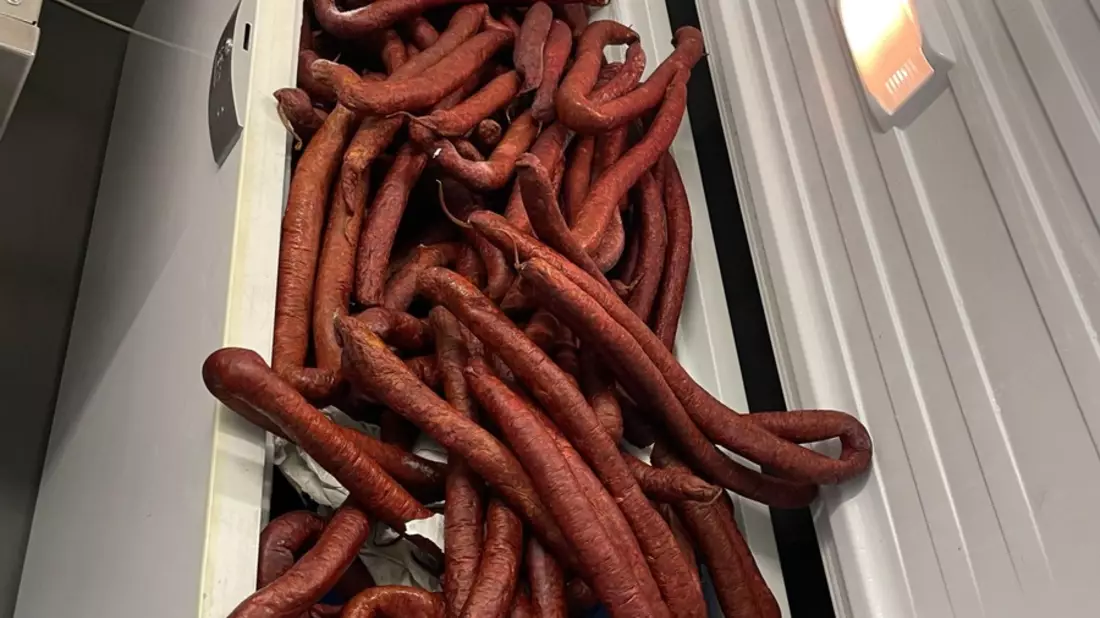 HZA-S: Zoll stellt über 250 Kilogramm nicht einfuhrfähige Wurst und weitere Schmuggelwaren sicher - Bild: presseportal.de