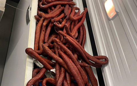 HZA-S: Zoll stellt über 250 Kilogramm nicht einfuhrfähige Wurst und weitere Schmuggelwaren sicher - Foto: presseportal.de