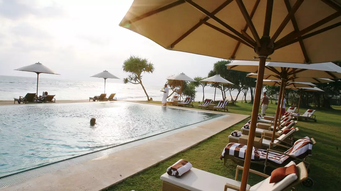 Ein Kläger darf den Reisepreis mindern, weil in seinem Urlaub die Liegen am Hotelpool mit Handtüchern reserviert waren. (Symbolbild) - Bild: Steffen Kugler/dpa